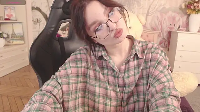 Snapshot of BritneyBarker chatting on November 26, 2025, 12:11 am BritneyBarker online show from November 26, 2025, 12:11 am