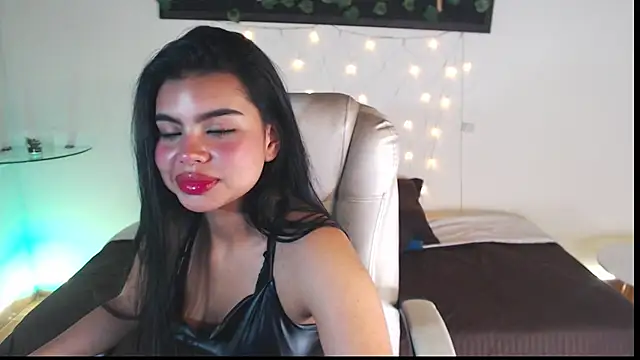 saray  jones online show from February 24, 2025, 1:53 pm