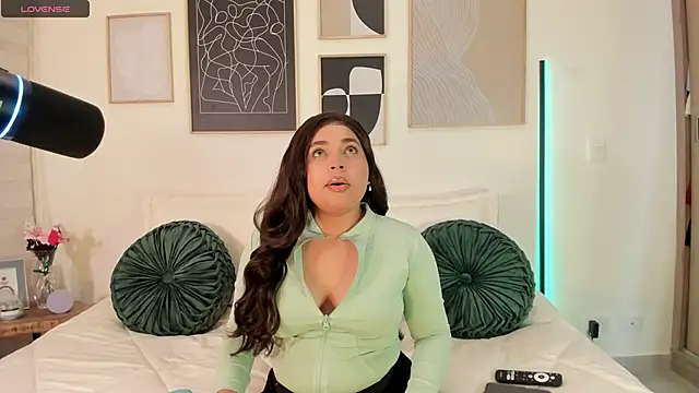 Snapshot of RachelRusso chatting on March 9, 2025, 11:03 pm RachelRusso online show from March 9, 2025, 11:03 pm