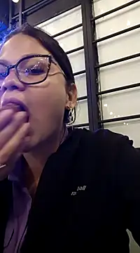 Vale Saenzz online show from March 9, 2025, 3:32 am