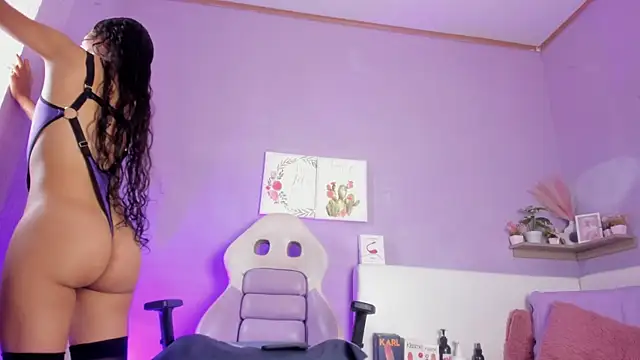 Snapshot of Rossi_Mariana chatting on October 20, 2025, 12:27 pm Rossi Mariana online show from October 20, 2025, 12:27 pm