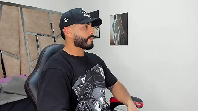 Snapshot of LeandroRusso chatting on February 26, 2025, 8:44 pm LeandroRusso online show from February 26, 2025, 8:44 pm