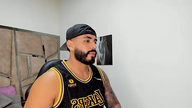 Snapshot of LeandroRusso chatting on February 28, 2025, 9:44 pm LeandroRusso online show from February 28, 2025, 9:44 pm