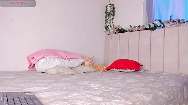 Snapshot of alice_guzman1 chatting on December 16, 2025, 2:44 pm alice guzman1 online show from December 16, 2025, 2:44 pm