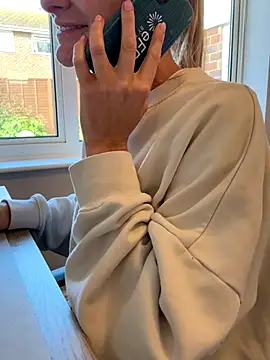 Phoebe Lily online show from October 15, 2025, 8:47 am