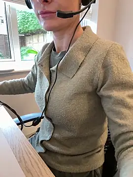 Phoebe Lily online show from October 29, 2025, 10:17 am