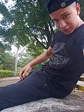 Snapshot of arevalo1124 chatting on September 19, 2025, 9:37 pm arevalo1124 online show from September 19, 2025, 9:37 pm