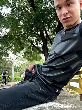 Snapshot of arevalo1124 chatting on October 16, 2025, 9:49 pm arevalo1124 online show from October 16, 2025, 9:49 pm