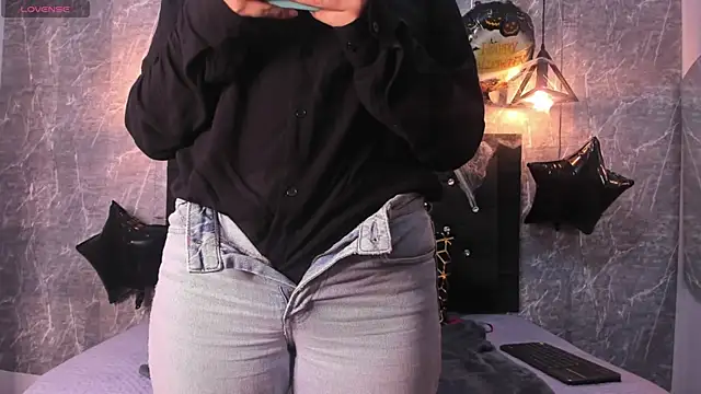 Snapshot of emberhodson chatting on October 18, 2025, 12:28 pm emberhodson online show from October 18, 2025, 12:28 pm