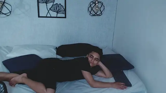 Liiamthompson online show from March 6, 2025, 10:30 am