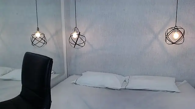 Liiamthompson online show from March 17, 2025, 5:27 pm