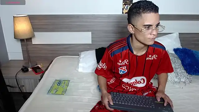 Liiamthompson online show from November 12, 2025, 6:52 pm