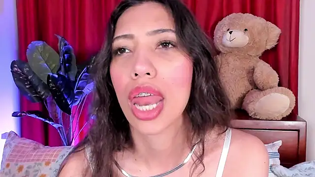 Snapshot of Miss_veronicaa2 chatting on October 7, 2025, 1:19 pm Miss veronicaa2 online show from October 7, 2025, 1:19 pm