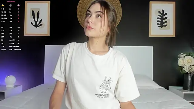 AlannaRussell  online show from October 22, 2025, 8:08 pm