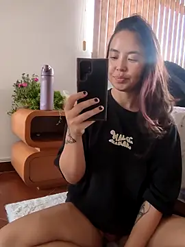 Snapshot of RenEnvy chatting on November 5, 2025, 7:36 pm RenEnvy online show from November 5, 2025, 7:36 pm