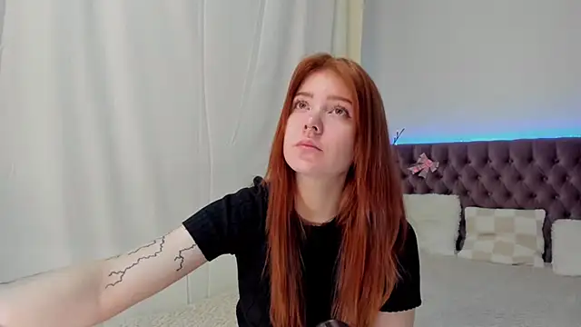Snapshot of Ella_Mayers chatting on March 22, 2025, 9:21 pm Ella Mayers online show from March 22, 2025, 9:21 pm