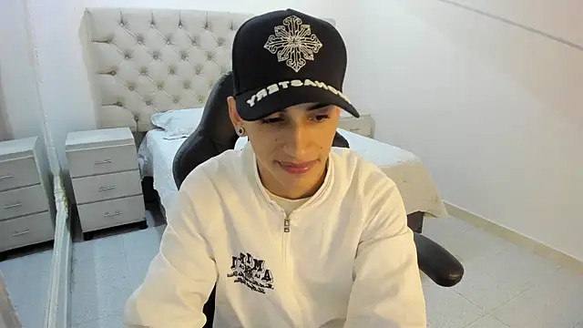 JhoanLeandro online show from November 30, 2025, 5:00 am