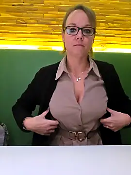 Fuxy-love69 online show from December 5, 2025, 5:31 pm