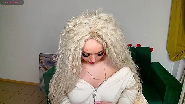 Snapshot of MissisCaty chatting on February 12, 2025, 4:01 am MissisCaty online show from February 12, 2025, 4:01 am