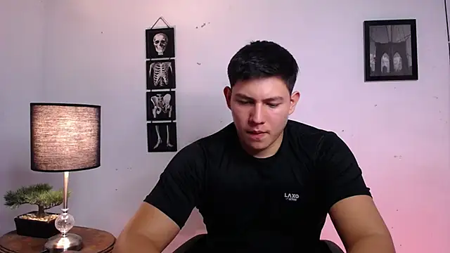 JamesCr  online show from November 12, 2025, 10:52 pm