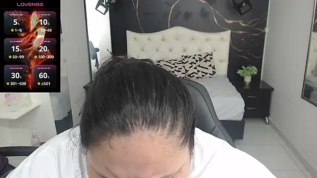 Aaliyah11 online show from November 12, 2025, 1:17 am