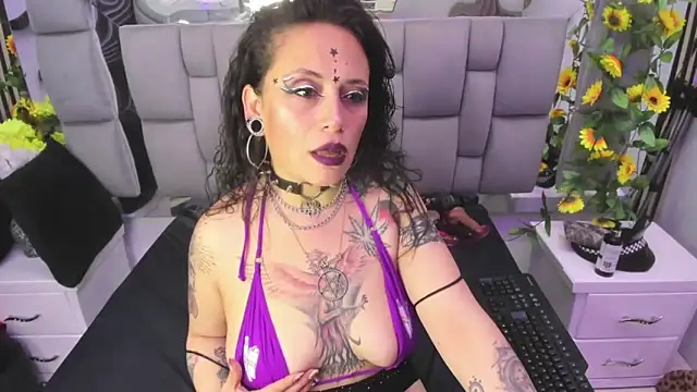 Snapshot of Fenix_Lilith chatting on November 26, 2025, 12:17 pm Fenix Lilith online show from November 26, 2025, 12:17 pm