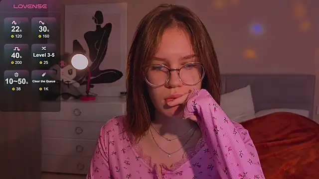 Mia Luw online show from October 13, 2025, 4:45 am