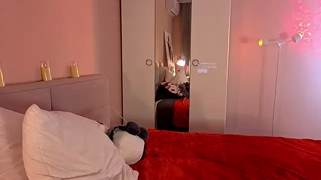 Mia Luw online show from November 15, 2025, 4:47 pm