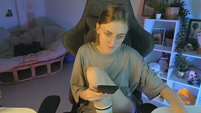 KiraMontoya online show from March 2, 2025, 2:10 pm