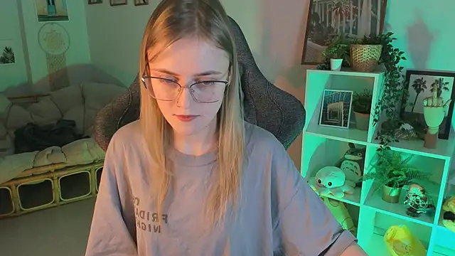 KiraMontoya online show from March 2, 2025, 9:11 pm