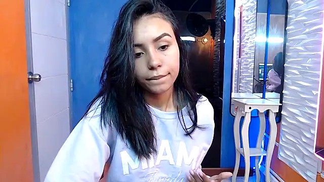 Snapshot of julieta_fn chatting on October 8, 2025, 1:31 pm julieta fn online show from October 8, 2025, 1:31 pm