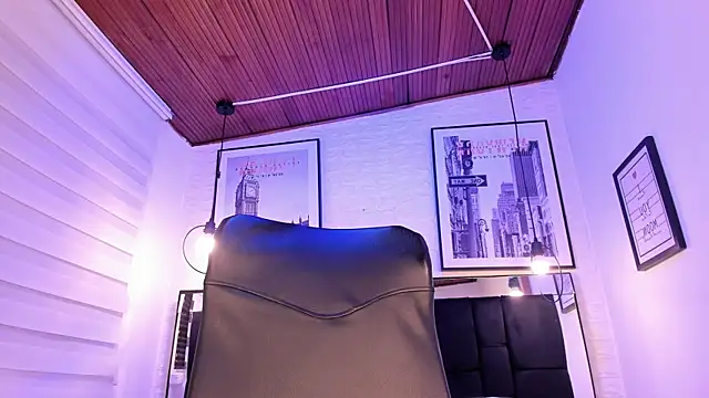 tylla  online show from October 17, 2025, 4:04 am