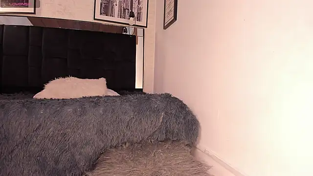 tylla  online show from November 8, 2025, 7:45 pm