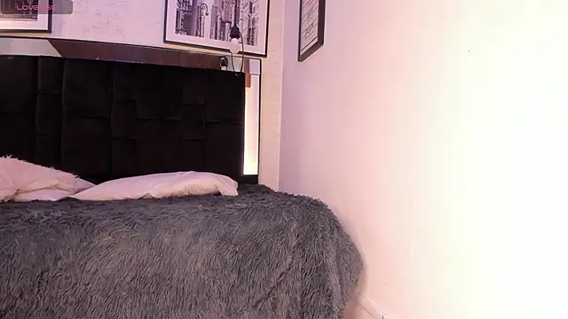 tylla  online show from November 13, 2025, 4:11 am