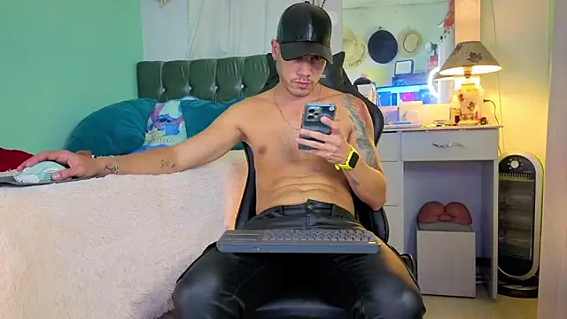 Snapshot of Chrissken chatting on October 18, 2025, 12:57 am Chrissken online show from October 18, 2025, 12:57 am