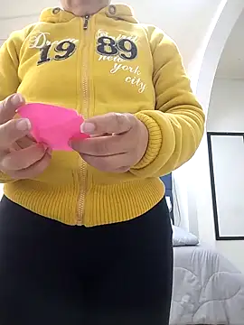 Saori Sann  online show from September 17, 2025, 2:41 pm