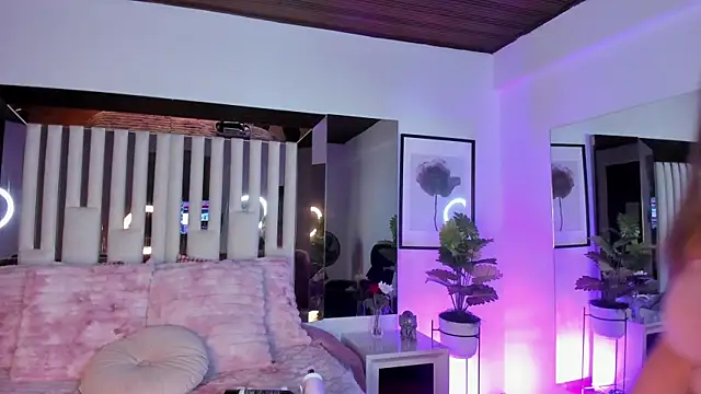 Snapshot of Cloee_Rainbow1 chatting on November 13, 2025, 11:42 am Cloee Rainbow1 online show from November 13, 2025, 11:42 am