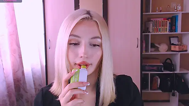 Snapshot of beauty_blonde chatting on March 4, 2025, 8:35 am beauty blonde online show from March 4, 2025, 8:35 am