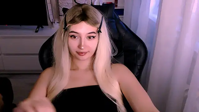 Snapshot of beauty_blonde chatting on October 16, 2025, 1:06 am beauty blonde online show from October 16, 2025, 1:06 am