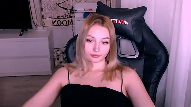 Snapshot of beauty_blonde chatting on November 12, 2025, 1:17 am beauty blonde online show from November 12, 2025, 1:17 am