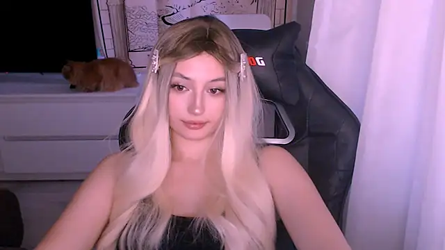 Snapshot of beauty_blonde chatting on November 28, 2025, 2:58 am beauty blonde online show from November 28, 2025, 2:58 am