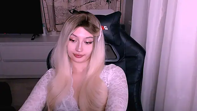 Snapshot of beauty_blonde chatting on December 1, 2025, 12:15 am beauty blonde online show from December 1, 2025, 12:15 am