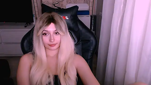 Snapshot of beauty_blonde chatting on December 1, 2025, 12:21 pm beauty blonde online show from December 1, 2025, 12:21 pm