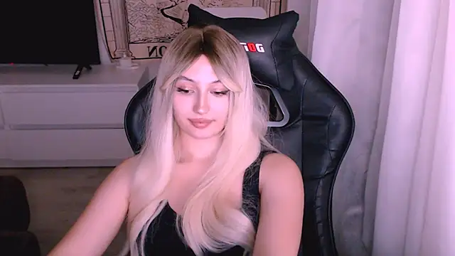 Snapshot of beauty_blonde chatting on December 3, 2025, 12:58 pm beauty blonde online show from December 3, 2025, 12:58 pm