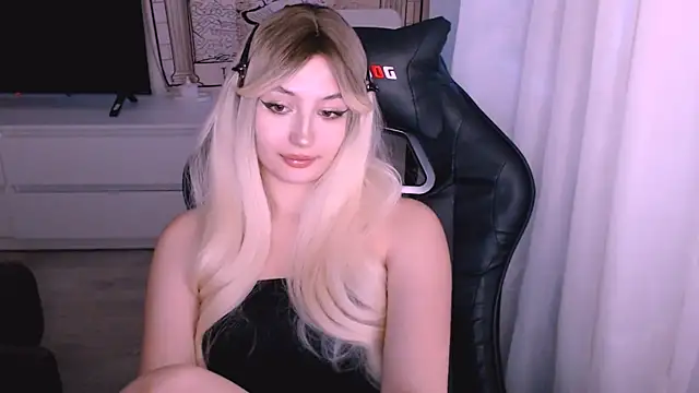 Snapshot of beauty_blonde chatting on December 4, 2025, 2:54 am beauty blonde online show from December 4, 2025, 2:54 am