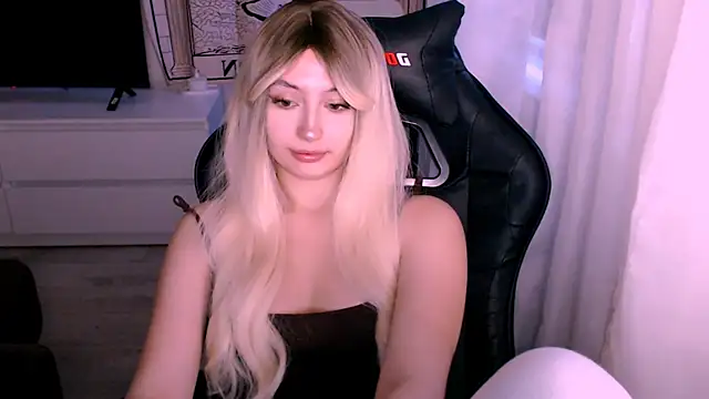 Snapshot of beauty_blonde chatting on December 5, 2025, 3:15 am beauty blonde online show from December 5, 2025, 3:15 am