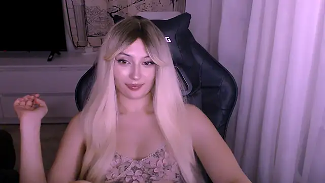 Snapshot of beauty_blonde chatting on December 15, 2025, 4:00 pm beauty blonde online show from December 15, 2025, 4:00 pm