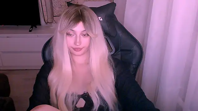 Snapshot of beauty_blonde chatting on December 17, 2025, 2:01 pm beauty blonde online show from December 17, 2025, 2:01 pm