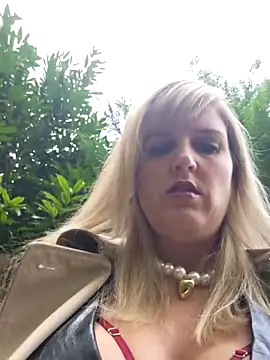 Sexybiene969 online show from October 22, 2025, 2:06 pm