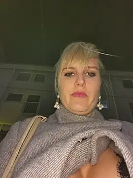 Sexybiene969 online show from November 6, 2025, 5:14 pm